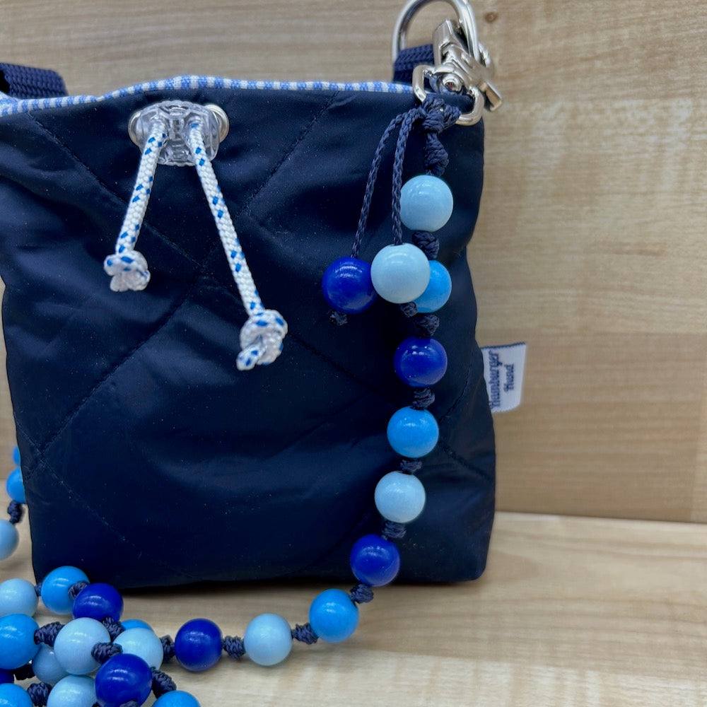 Leckerlitasche in blau mit Schultergurt aus Holzperlen