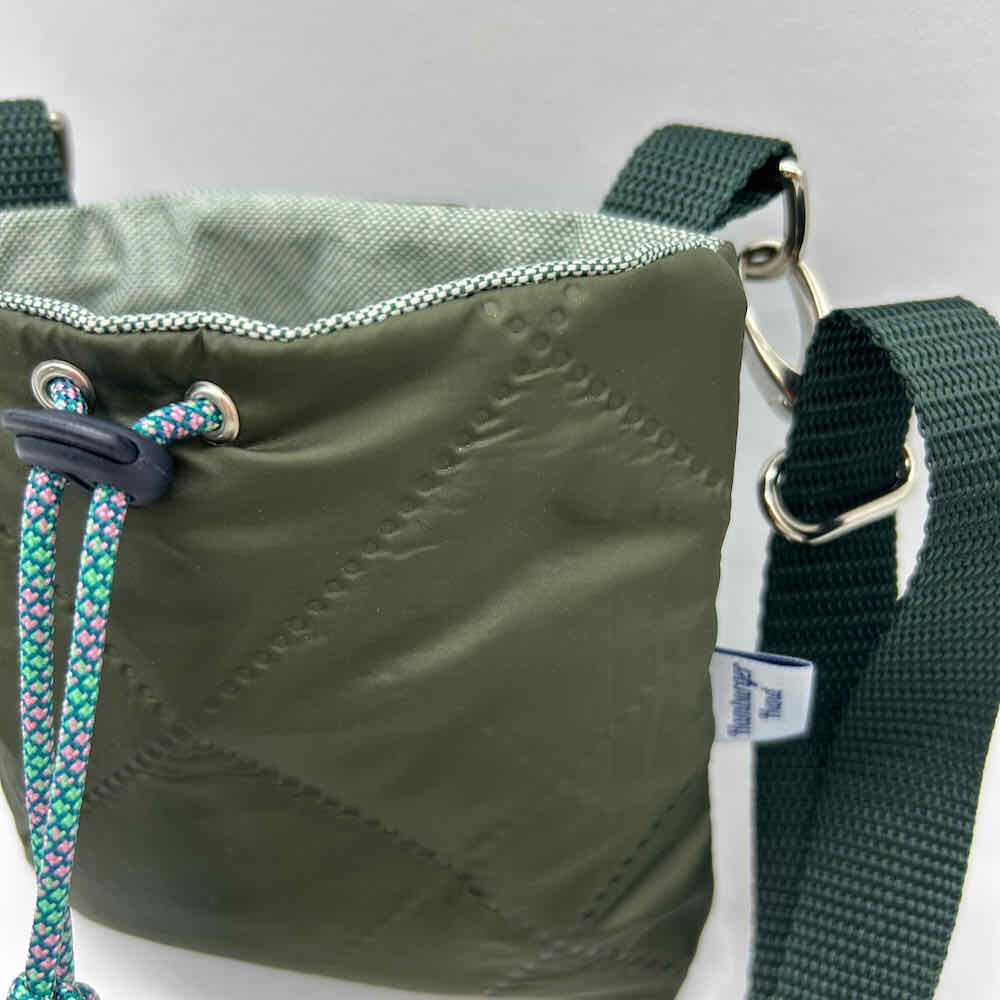 Hamburger-Hund Leckerlibeutel mit Schulterriemen in grün – Bild 2