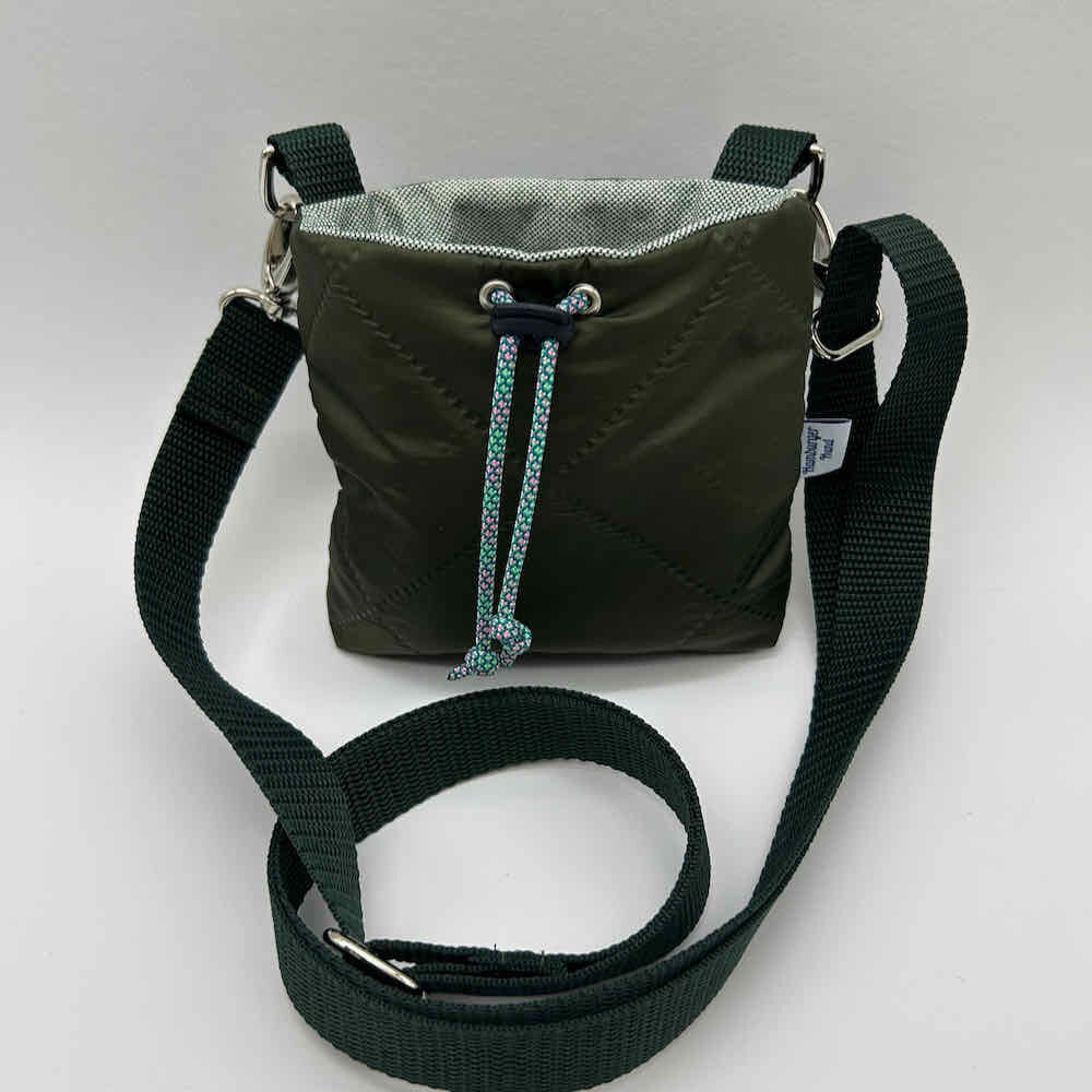 Hamburger-Hund Leckerlibeutel mit Schulterriemen in grün